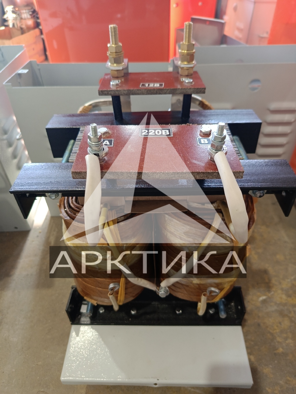 Мөлдір көкірекше фотодағы үлкен кеуделер